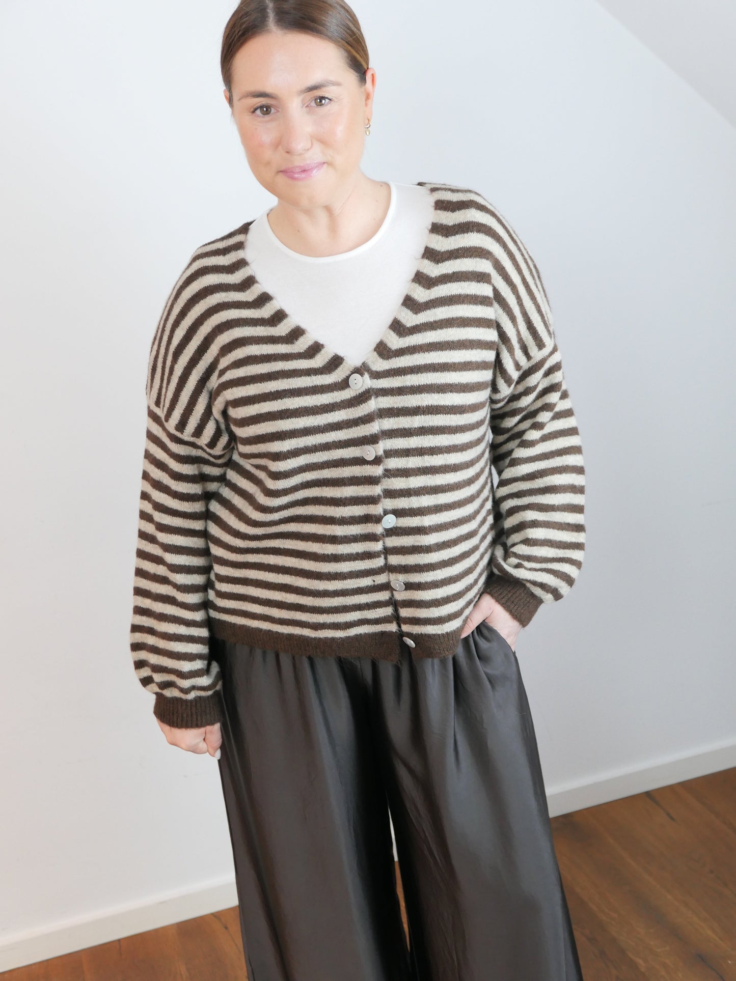 COZY LINES Cardigan Beige/Braun - Bylillysophie.com⎢Mode & Accessoires