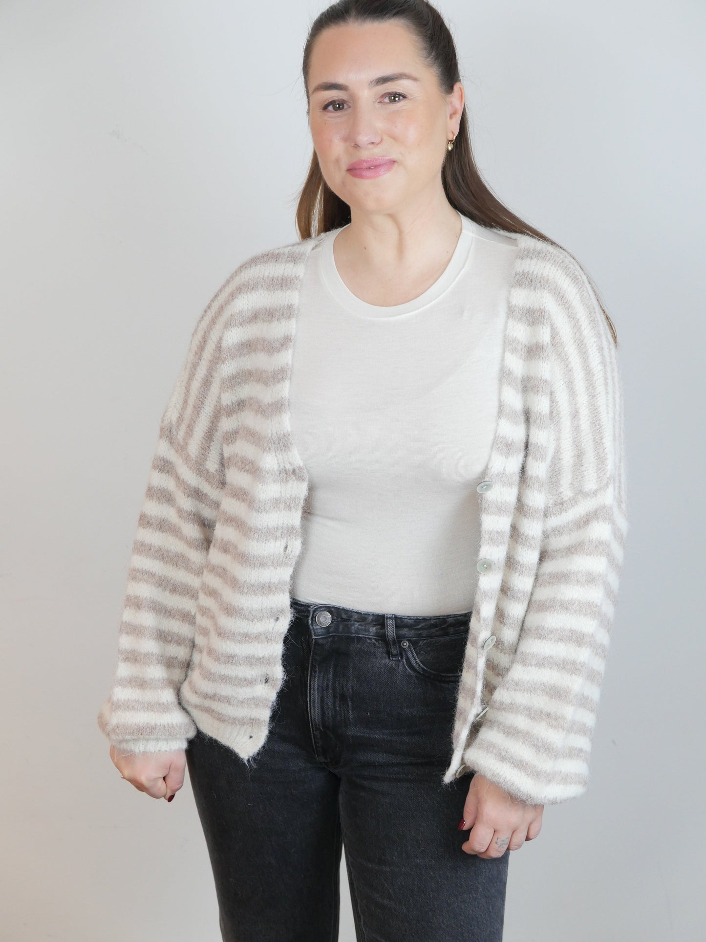 COZY LINES Strickjacke Taupe/Creme - Bylillysophie.com⎢Mode & Accessoires