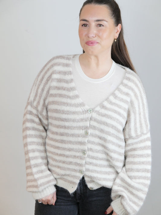 COZY LINES Strickjacke Taupe/Creme - Bylillysophie.com⎢Mode & Accessoires