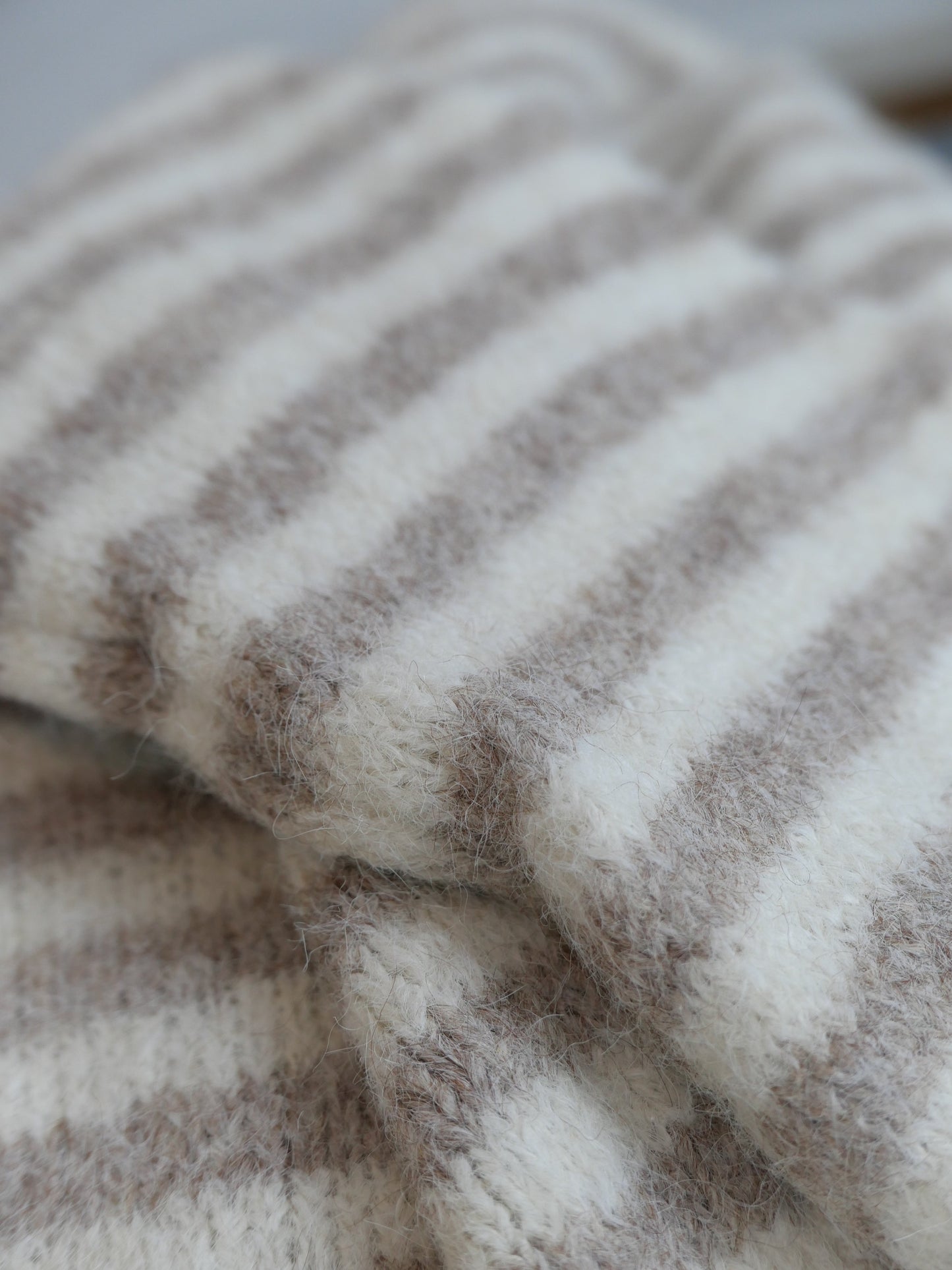 COZY LINES Strickjacke Taupe/Creme - Bylillysophie.com⎢Mode & Accessoires