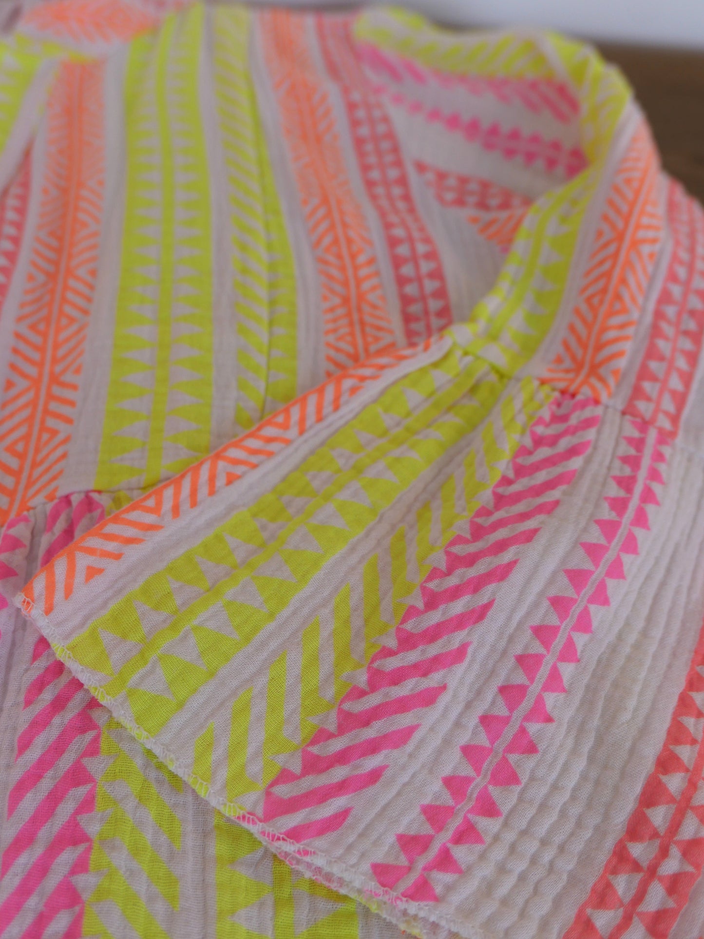 IZIBIZI Musselin Kleid Weiß Neonmuster - Bylillysophie.com⎢Mode & Accessoires