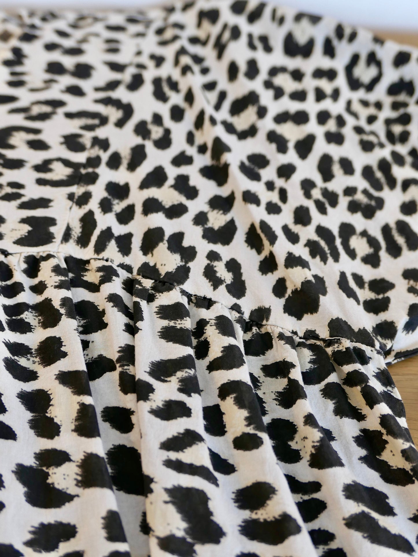 ROAR Maxikleid Schwarz, Beige Leo Print - Bylillysophie.com⎢Mode & Accessoires