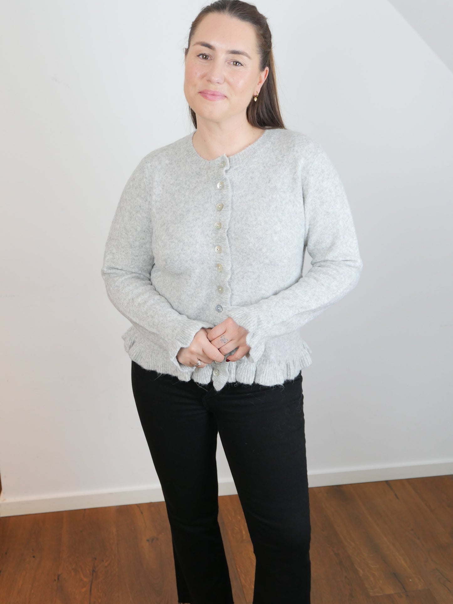 RUFFLE Strickjacke Grau - Bylillysophie.com⎢Mode & Accessoires
