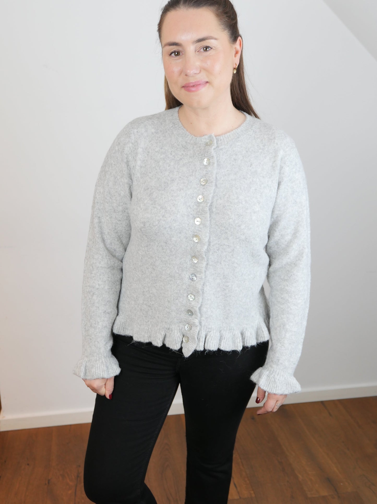 RUFFLE Strickjacke Grau - Bylillysophie.com⎢Mode & Accessoires