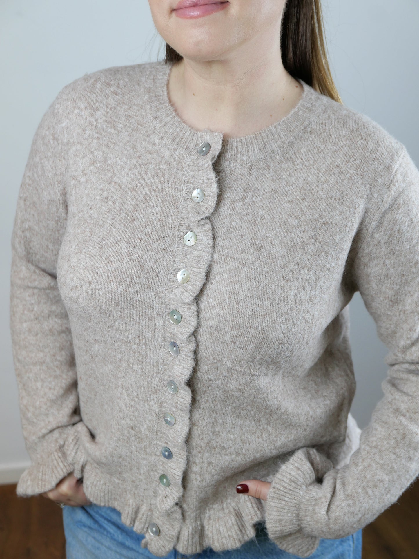 RUFFLE Strickjacke Taupe - Bylillysophie.com⎢Mode & Accessoires