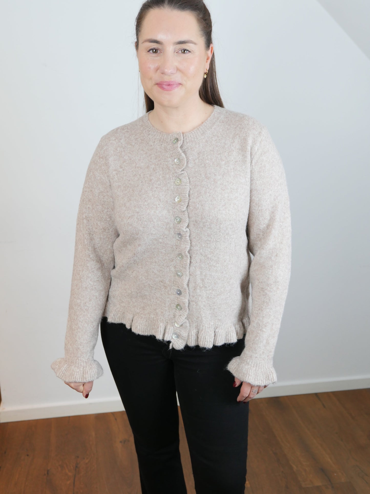RUFFLE Strickjacke Taupe - Bylillysophie.com⎢Mode & Accessoires