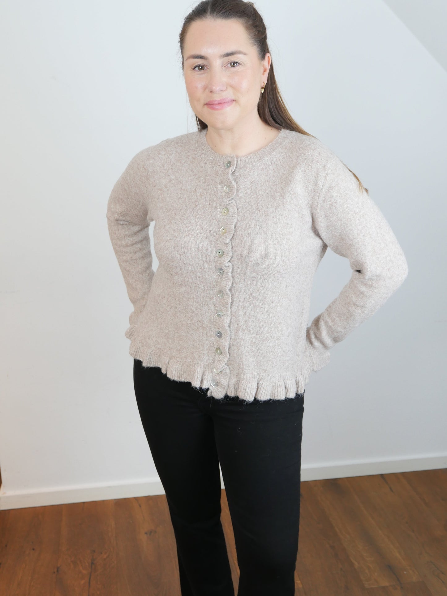 RUFFLE Strickjacke Taupe - Bylillysophie.com⎢Mode & Accessoires