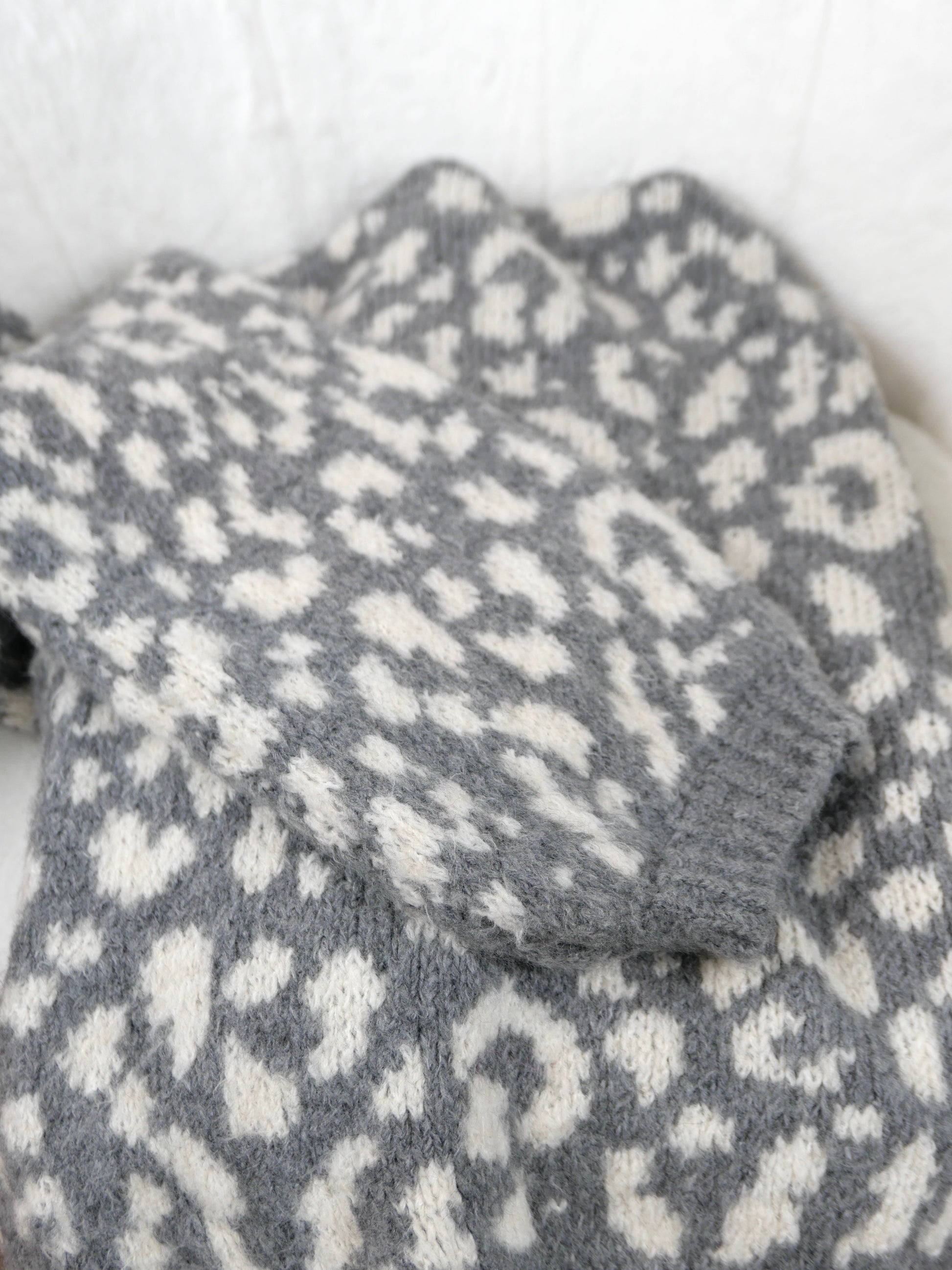 BLISS Cardigan Leo Grau/Weiss - Bylillysophie