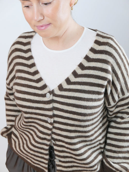 COZY LINES Cardigan Beige/Braun - Bylillysophie.com⎢Mode & Accessoires