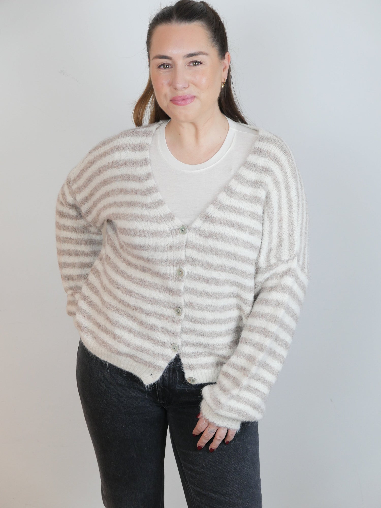 COZY LINES Strickjacke Taupe/Creme - Bylillysophie.com⎢Mode & Accessoires
