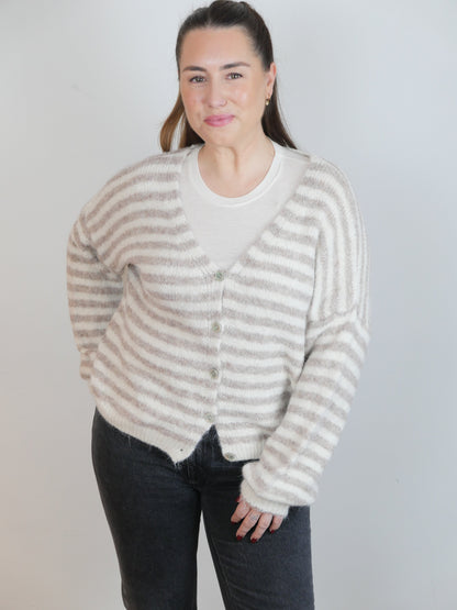 COZY LINES Strickjacke Taupe/Creme - Bylillysophie.com⎢Mode & Accessoires