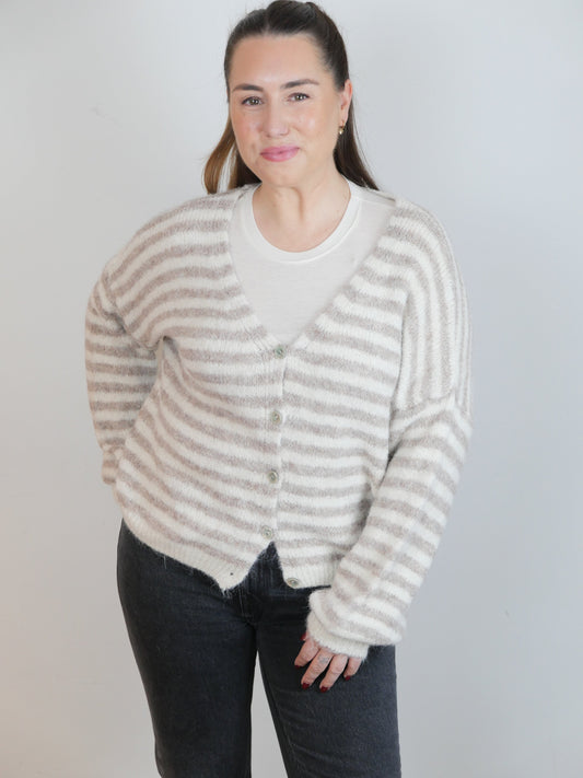 COZY LINES Strickjacke Taupe/Creme - Bylillysophie.com⎢Mode & Accessoires