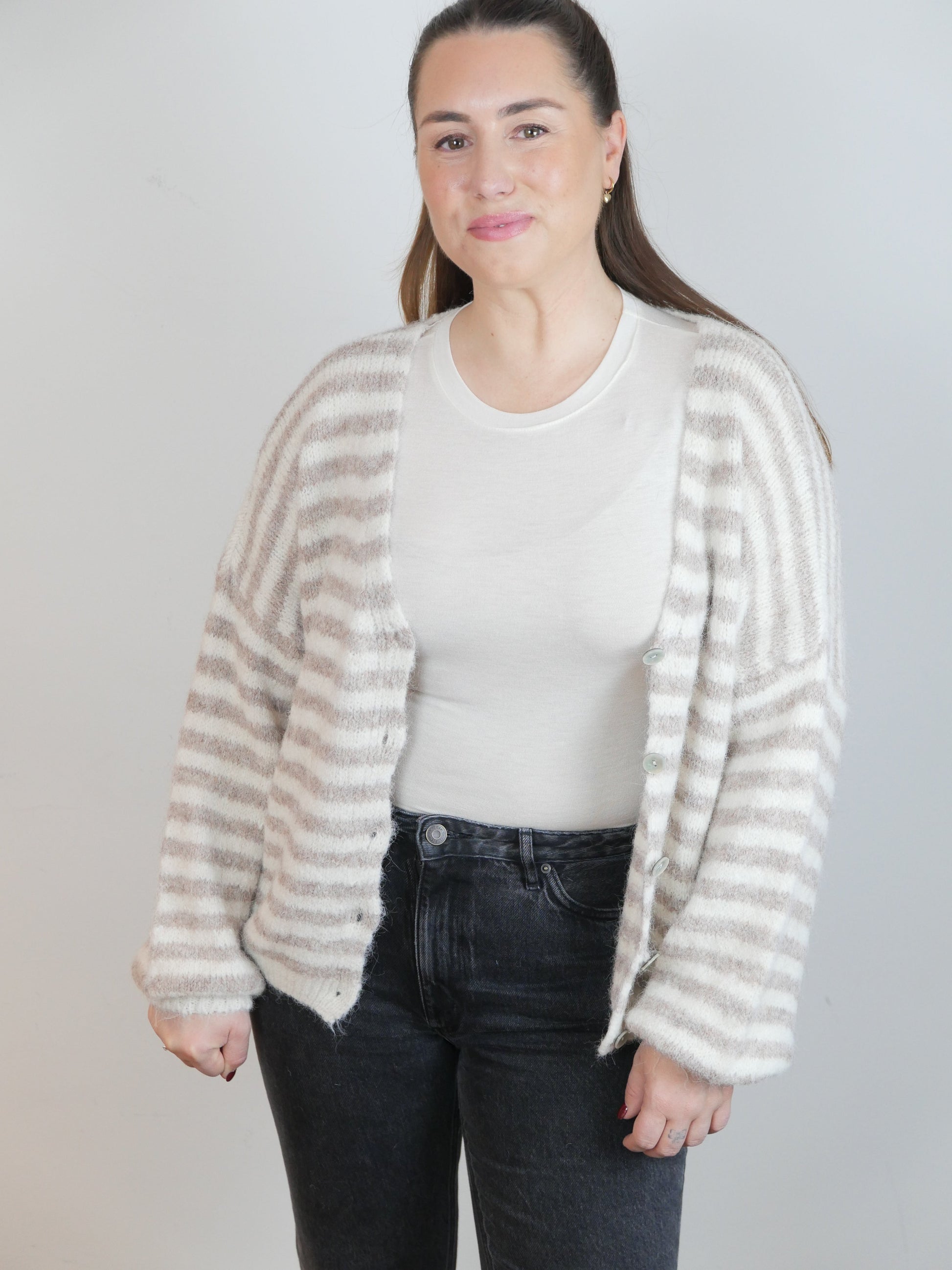 COZY LINES Strickjacke Taupe/Creme - Bylillysophie.com⎢Mode & Accessoires