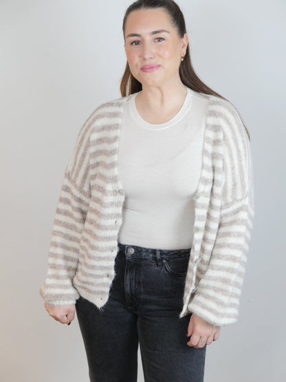 COZY LINES Strickjacke Taupe/Creme - Bylillysophie.com⎢Mode & Accessoires