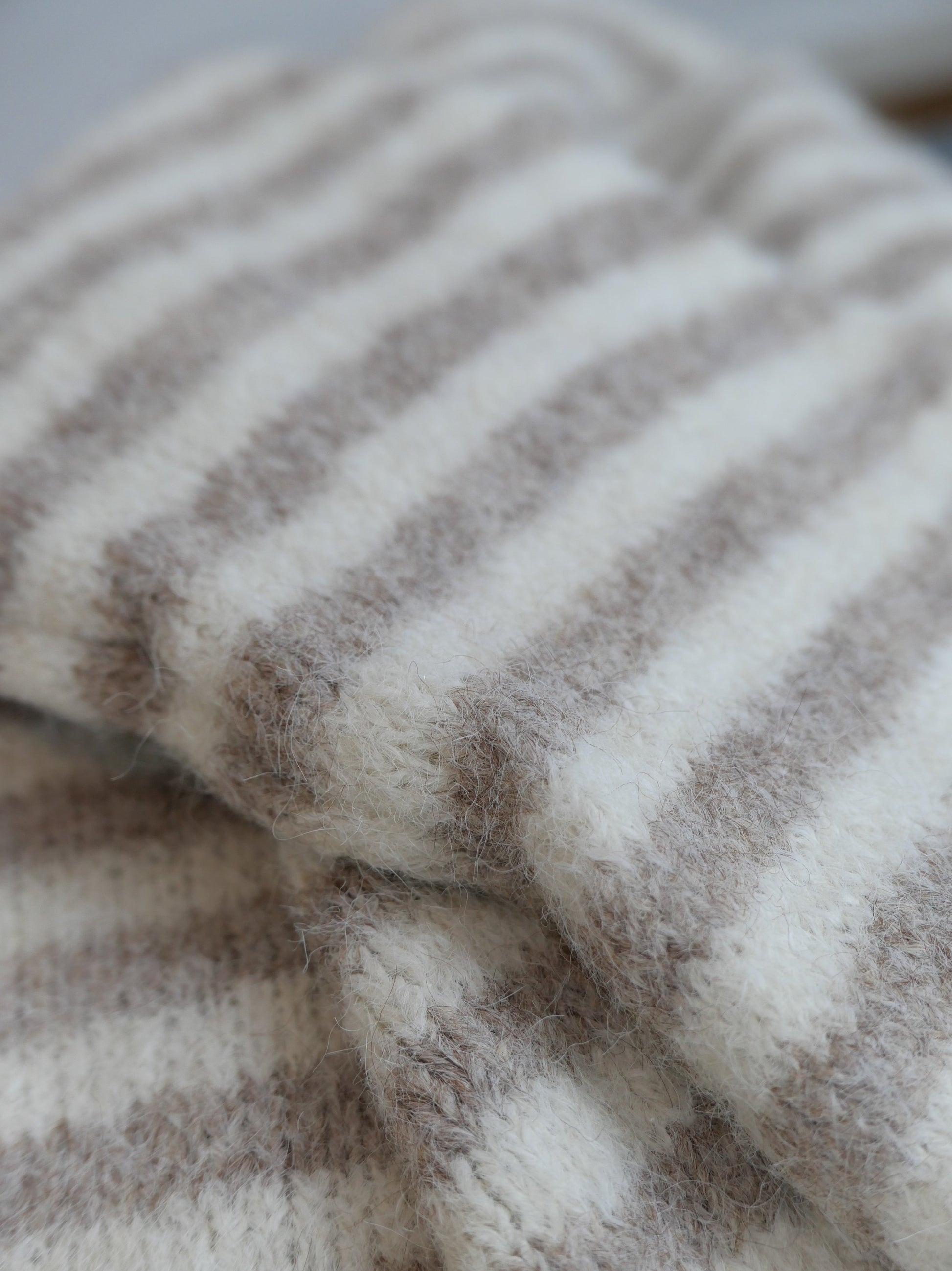 COZY LINES Strickjacke Taupe/Creme - Bylillysophie.com⎢Mode & Accessoires
