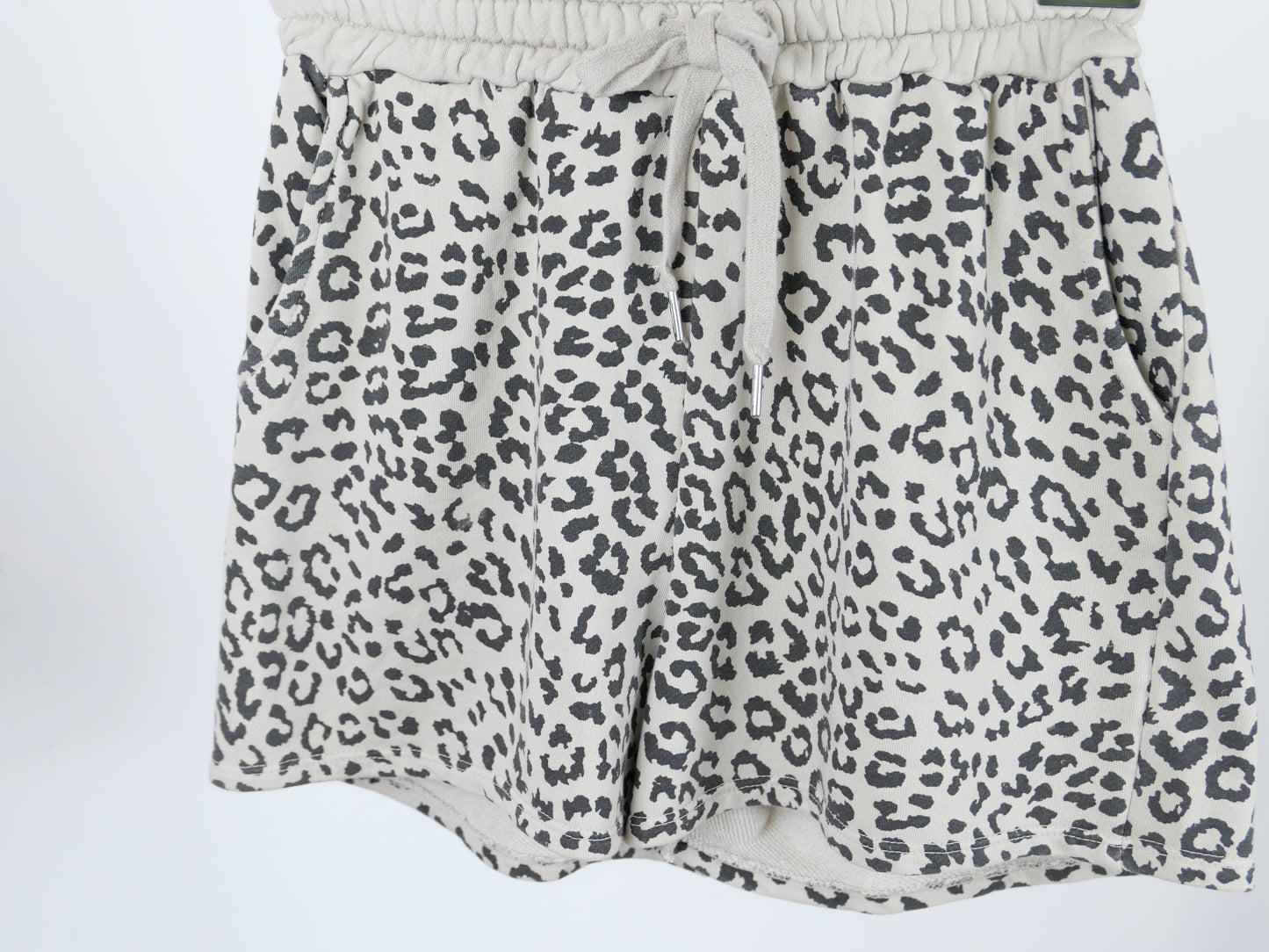 LEO Shorts Taupe - Bylillysophie