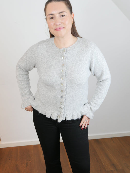 RUFFLE Strickjacke Grau - Bylillysophie.com⎢Mode & Accessoires