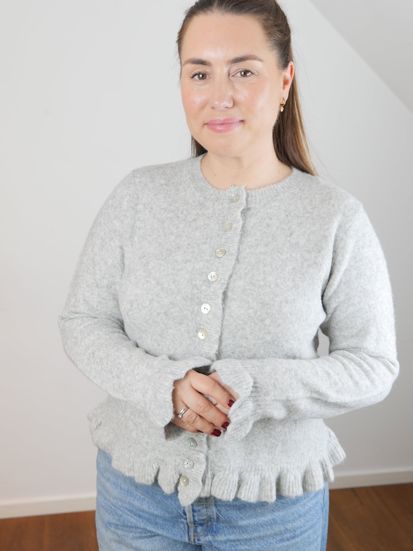 RUFFLE Strickjacke Grau - Bylillysophie.com⎢Mode & Accessoires