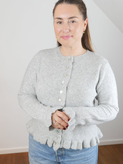 RUFFLE Strickjacke Grau - Bylillysophie.com⎢Mode & Accessoires