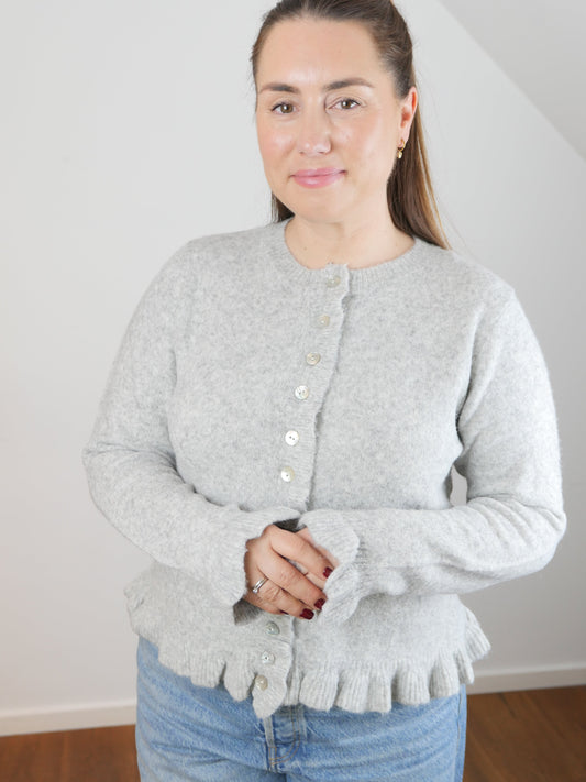 RUFFLE Strickjacke Grau - Bylillysophie.com⎢Mode & Accessoires