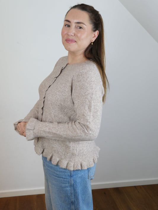 RUFFLE Strickjacke Taupe - Bylillysophie.com⎢Mode & Accessoires